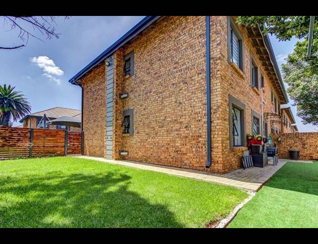 3 BEDROOM TOWNHOUSE FOR SALE IN RAVENSWOOD